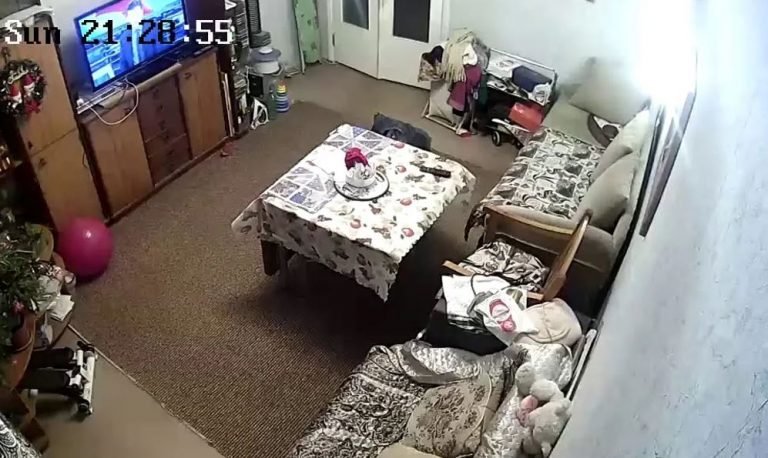 Запідозривши дружину у зра ді, Віктор встановив приховані камери в квартирі перед тим, як виїхати у відрядження. І незабаром він переглянув записи. Спочатку це були звичайні домашні справи, але з настанням вечора він був вражений.