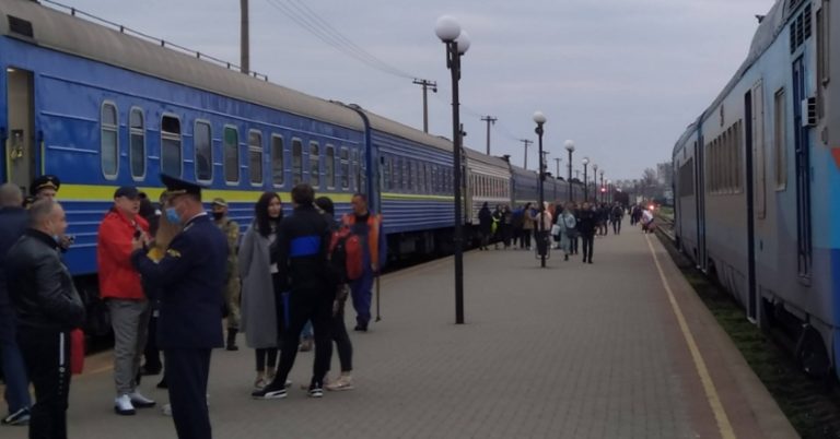 Того дня я поїхала зустрічати чоловіка на вокзалі. Коли він вийшов з поїзда, я стала бігти до нього, але раптом різко зупинилася, адже я побачила дещо.