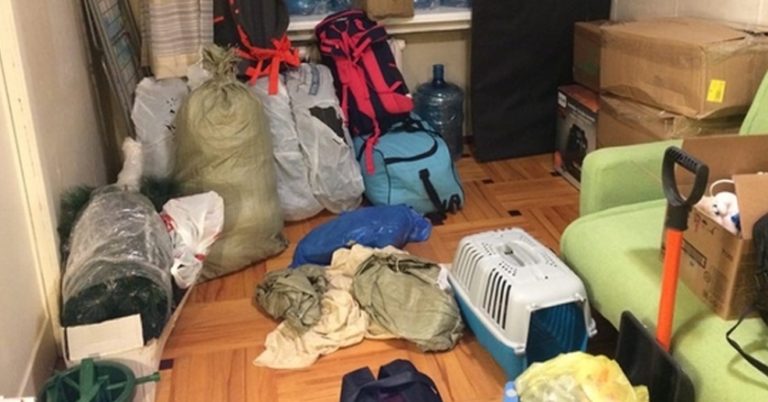 Коли Оля розібрала валізу чоловіка, вона раптом побачила якийсь пакетик. Коли відкрила, від побаченого ахнула.