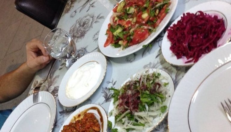 Пішла в будинок сина, а там картина – невістка сидить на дивані, а її чоловік крутиться, як білка в колесі. У мене серце стислося від образи