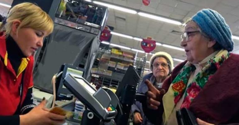 Коли касирка грубила одній бабусі, я хотіла вступитись за неї, ось тільки з кінця черги вийшов чоловік із блокнотом.