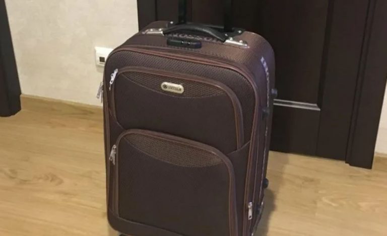 Василь повернувся додому і помітив зібрану валізу біля дверей. Поглянувши на дружину, він зрозумів, що діється щось недобре.