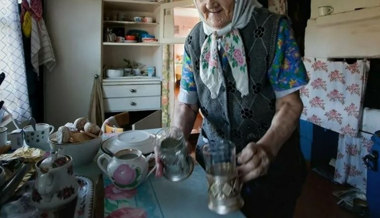 Коли ми помітили, що свекруха до 70 років уже не справляється одна, то запросили до нас мого дівера, щоб обговорити, що робити. Але тут виникла проблема.