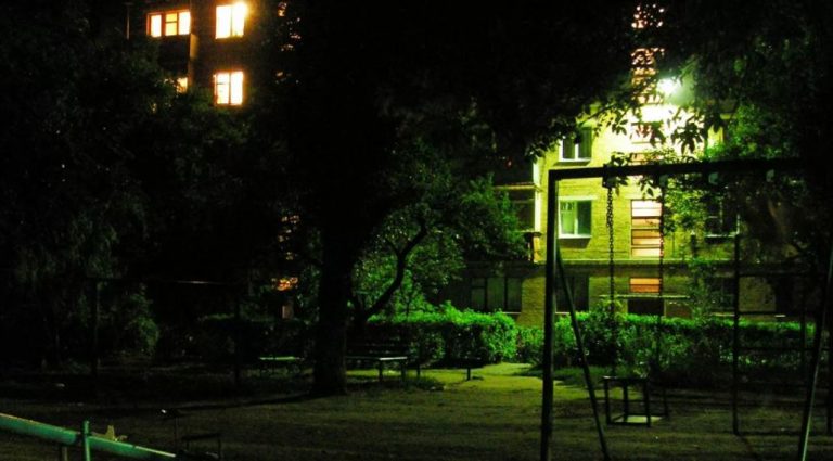 ”Ви постійно дивитеся на вікно моєї квартири…” – сказала Віра старому, який довгий час сидів у дворі і дивився на її вікна. Його відповідь була вражаючою.