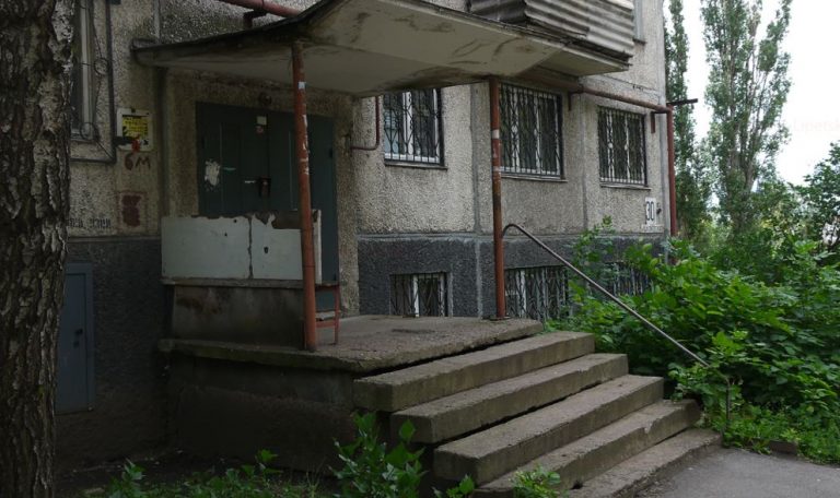 Оля з жа хом з’ясувала, що батько не їде у відрядження, а їде розважатися з тіткою Світланою. Вона стала перед вибором: розповісти мамі, чи ні.