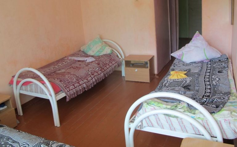 Після смер ті батька мама привела додому вітчима, який не злюбив нас із сестрою. Незабаром через нього ми потрапили до інтернату.