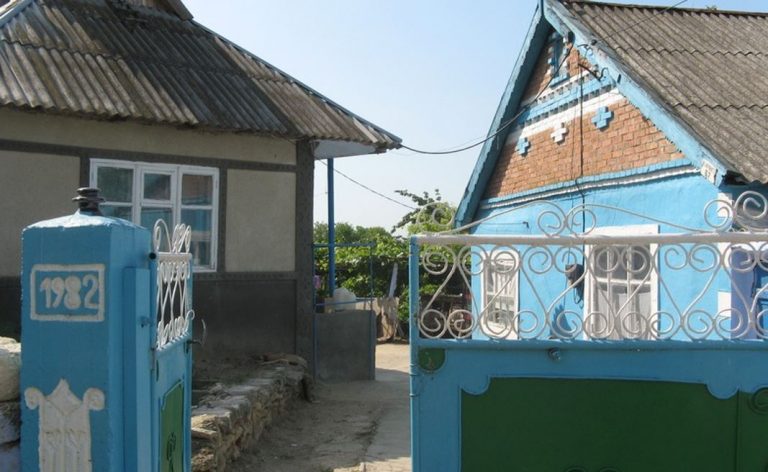 Оксана поверталася додому, коли раптом на своєму порозі помітила “незнайомого” чоловіка. Це був її батько.