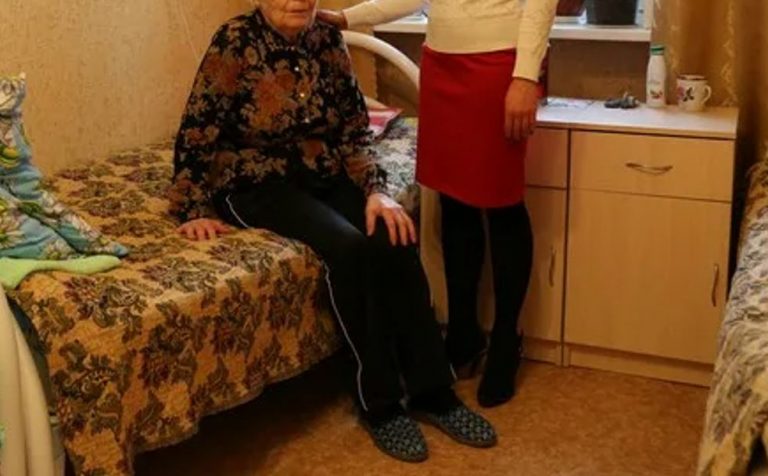 Я була обтяжена роботою і довгий час не спілкувалася зі своєю подругою. Але зателефонувавши їй, я дізналася, що її помістили в будинок для літніх людей і в мене стислося серце.