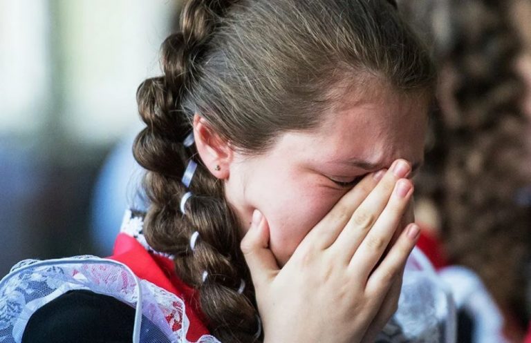 12-річна Олеся йшла до школи, коли біля неї зупинилася велика чорна машина і водій покликав дівчинку сісти. Олеся обернулася, побачила обличчя водія, і почала тікати так швидkо, як могла.