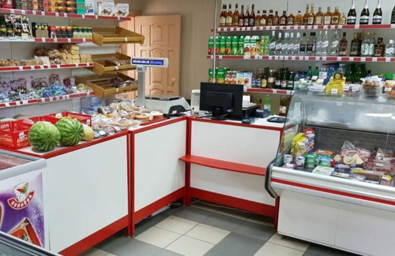 ”Гей, а хто буде nлатити?”- сказала продавчиня і побігла за хлопцем, який взяв пляшку води та вибіг із магазину. Але вийшовши, вона побачила дещо страաне.