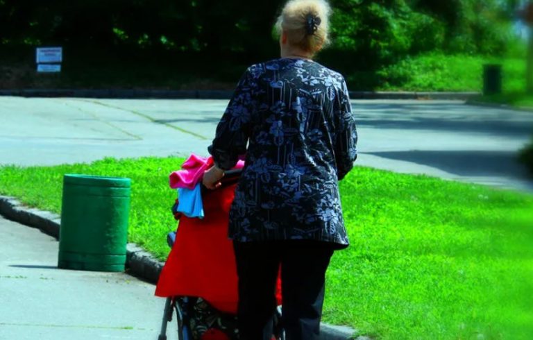 Настя звинувачувала себе у роз лученні своїх батьків. Але одного разу, зустрівши свою матір із коляскою, нарешті зрозуміла, хто саме у всьому ви нен.