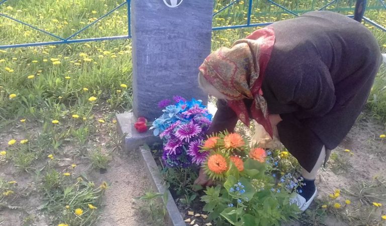 Лариса ніколи не була релігійною людиною, але після того, як дочка розповіла про свій сон, вона вирішила відвідати цвинтар і все різко змінилося.