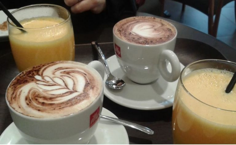 Син орзанізував нам знайомство зі своєю дівчиною в кафе, і вона відразу здалася нам холодною. А по ходу зустрічі вона таке сказала, у нас аж волосся дибки встало.