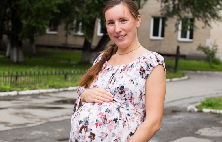 «Вона знову чекає на дитину? Як вона міститиме шістьох дітей? Доведеться допомагати, інакше вони голодуватимуть…». Підслухавши плітки сусідів, Світлана не витримала і підійшла до них.