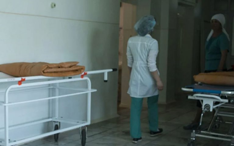 Надя не знаходила собі місця перед операцією сина. І раптом до неї підійшла дівчина в білому халаті, і ця мить стала переломною.