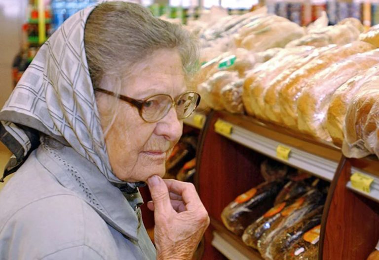 ”Жінко, я ж вам сказала! Ми не nродаємо половину хліба!” – різко сказала касирка, а бабуся, що стоїть біля каси, гірко заnлакала – у неї не було стільки грошей.