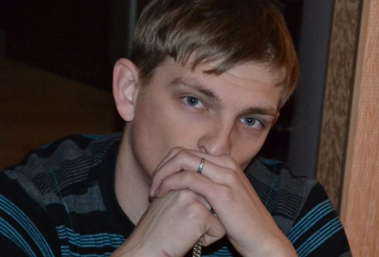 Погляд Дениса впав на телефон дружини, і він помітив повідомлення від його найкращого друга. Він писав: «Як же я скучив! Коли ми знову зустрінемося?