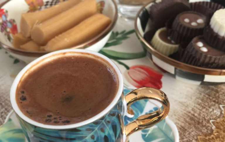 Марта сиділа з Наталкою та її невісткою за чашкою кави, як раптом розмова перейшла на обговорення бездітних людей. Тут Марта не стрималася.