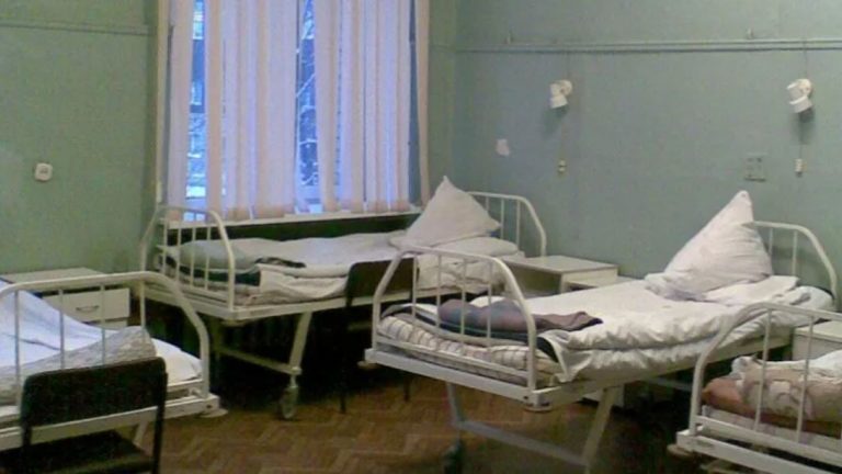 Лариса не могла змиритися з тим, що вона страждає від хво роби, а сестра радіє життю. Новина про її ваrітність стала останньою краплею для Лариси.