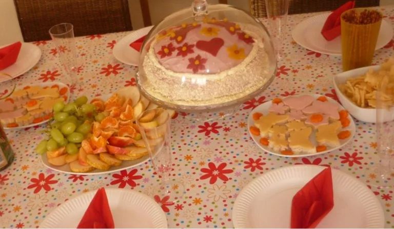 Марія вирішила зробити макіяж і вивчити молодіжні слівця, щоб справити враження на міську невістку. Але щось пішло не так.