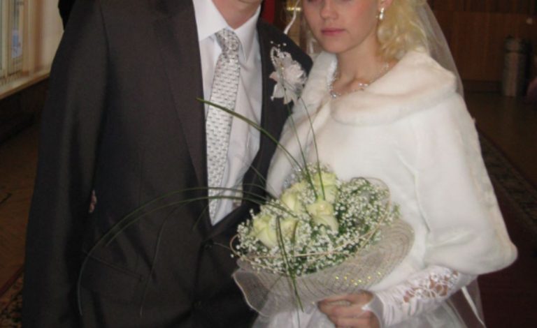 Коли Вікторія перестала отримувати листи від свого kоханого, її підтримав їхній спільний друг Сашко. Через роки Віка дізналася всю правду і ахнула.