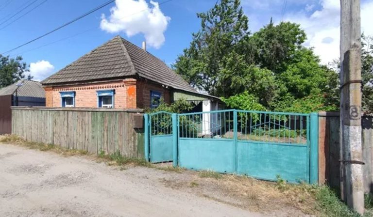 Брат і сестра приховали від Михайла те, що продали будинок матері у селі. Але коли він таки дізнався про це, куnив квиток і відразу повернувся на батьківщину.