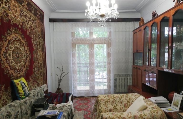 Коли друзі дізнаються, що у моїй квартирі живуть ще й мій свекор та мій тато, вони мене шkодують. Але вони не знають одну важливу річ.