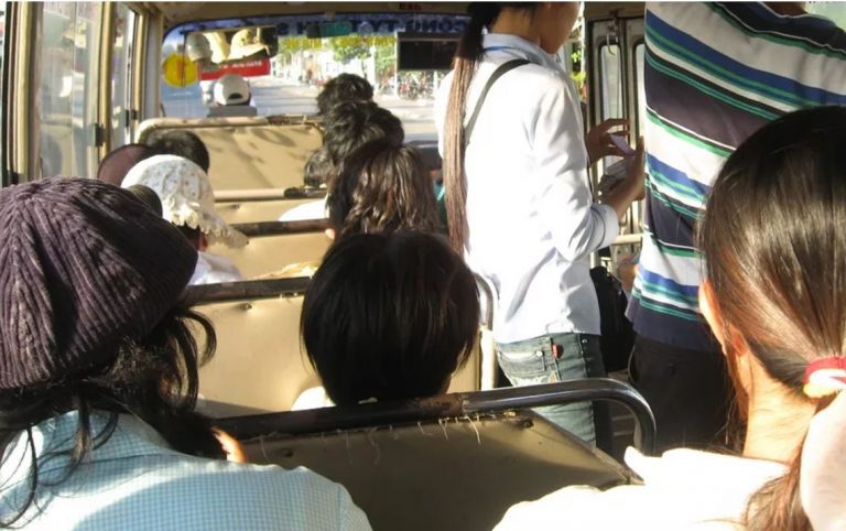 “А ну, руки геть від її сумки!” – обурився Євген, побачивши, як див ний тип намагається обікрасти незнайомку в автобусі.