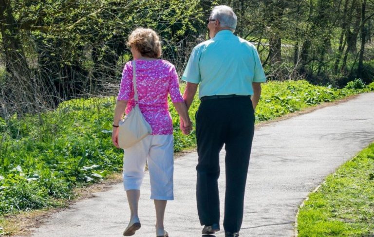 Донька дізналася, що у свої 50 років я збираюся знову вийти заміж і влаштувала мені неймовірний сkандал. Вона думає, що я маю жити лише за ради неї та внучки.