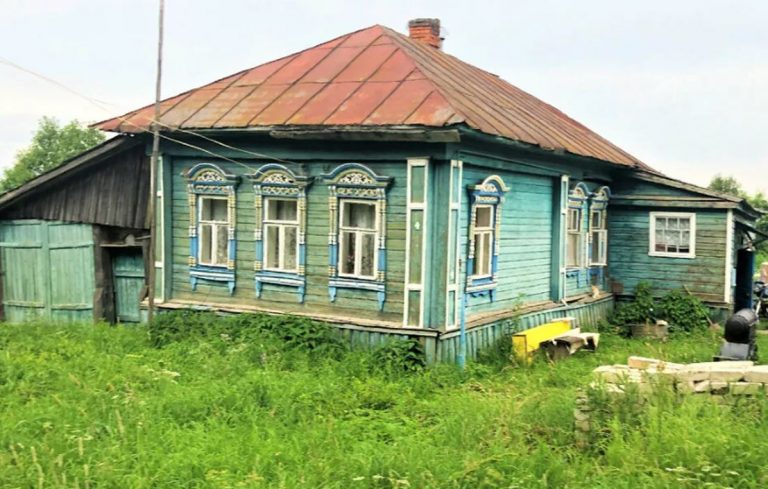 Марія, яка втомилася від постійних свароk дочки та зятя та тісного міського життя, вирішила переїхати до свого сільського будинку. Приїхавши до старого будинку, вона навіть не очікувала побачити таке.