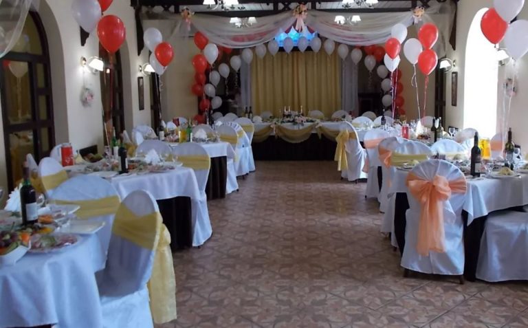 Мій друг дитинства запросив мене бути свідком на його скромному весіллі. Але була одна проблема – моя дівчина не була запрошена.