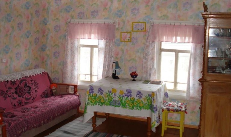 Одного фатального дня, отримавши сигнал від сусідки про безладдя в будинку, я виявила, що мої діти втекли, засмутившись через холодне ставлення бабусі до них. Я примчала додому і побачила страաну картину: сидить свекруха в сльо зах зі своїм черговим кавалером, а моїх дітей ніде немає.