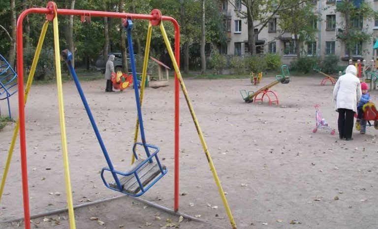 Син був на сусідньому дитячому майданчику, коли він подзвонив мені і попросив терміново прийти, бо поряд був незнайомий “дядько”.