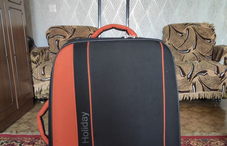 Вітчим заявив, що кімната Максима тепер належить його молодшому братові, тож після школи Максим зібрав свої речі та поїхав.