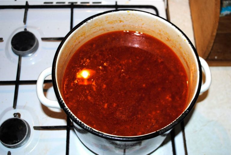 Наталя завжди хотіла, щоб син покинув свою дружину Ірину та одружився з донькою її багатої подруги. Але одна новина перевернула всі її плани з ніг на голову.