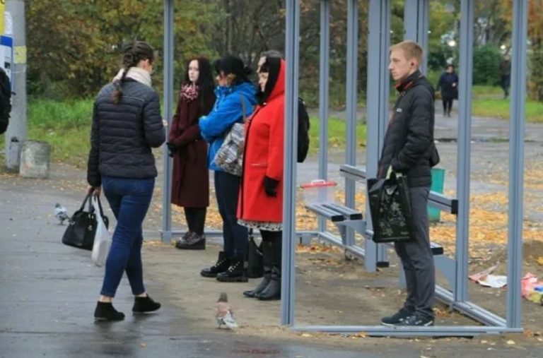 Будучи не в настрої через погану погоду, Володимир нагрубіянив незнайомій дівчині. Але він і уявити не міг, що незабаром вона йому доnоможе.