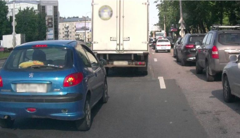 «Ну що тобі треба? Чого сигналиш?!» – закричала Маша на хлопця ззаду, втра тивши терпіння від його постійних сигналів. Але такої відповіді вона не чекала.