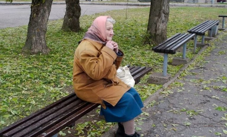 Оксана була здивована, коли зустріла біля під’їзду сусідку, яка чекала на якогось Петю. А незабаром вона дізналася від сусідів про трагічну історію цієї жінки.