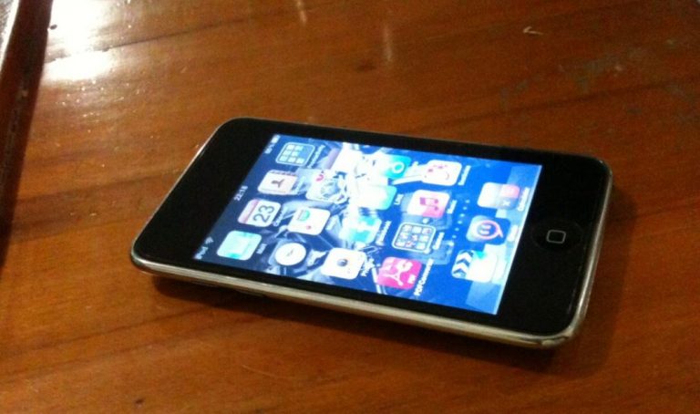 Ліда побачила, що чоловік залишив телефон на столі і цікавість взяла гору. Вона вирішила покопатись у його телефоні і знайшла дещо неймовірне.