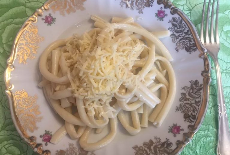 – І це моя вечеря?! – Запитав Микола, – мені потрібно м’ясо! Катя спокійно пояснила, що м’ясо їм не по кишені. Роздратований, Микола звинуватив її у тому, що вона витрачає гроші на особисті хотілки. Наступного дня Катя витратила всі свої заощаджені гроші на курку. Микола, не вразившись «подвигом» дружини, відмовився від обіду, вважаючи за краще поїсти у матері.