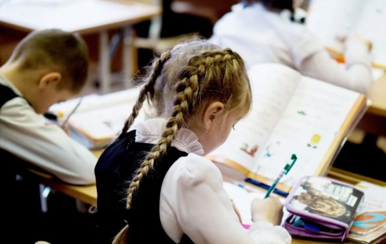 «Хоча ми все літо провели вдома, у місті, але, якщо спитати мою маму, ми відпочили божественно, як вона каже, тому що бабуся поїхала на дачу на все літо і не виносила їй мозок» – відповів второклашка Владик, коли вчителька спитала, як вони провели літо. І тут вчителька не змогла стримати свого сміху.