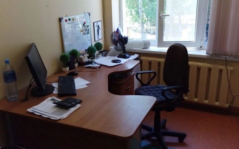 Батьки Олесі запропонували зятю нову посаду у фірмі тестя та чотирикімнатну квартиру. Роман думав, що вони заживуть щасливо, але не тут було.