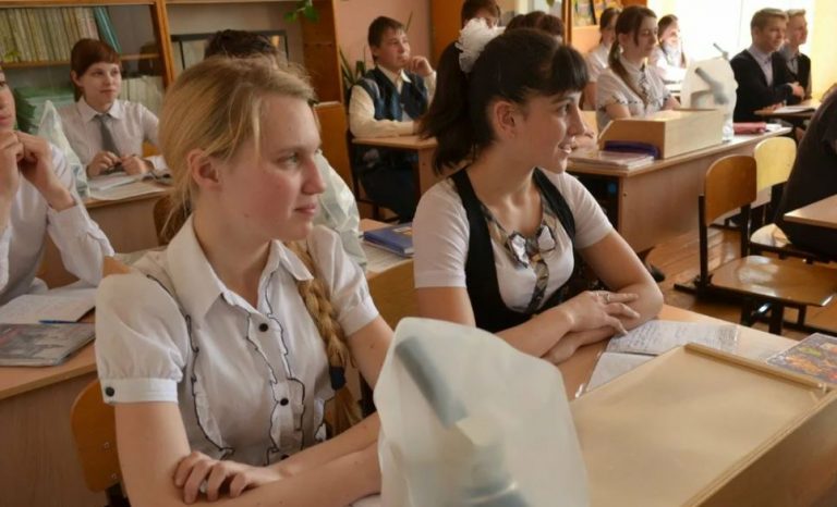 Під час уроку Аліна відкрила сумку, щоб дістати зошит, і, закричавши у жа ху, рвонула з місця. Клас був здивований, поки вони не заглянули в її сумку.