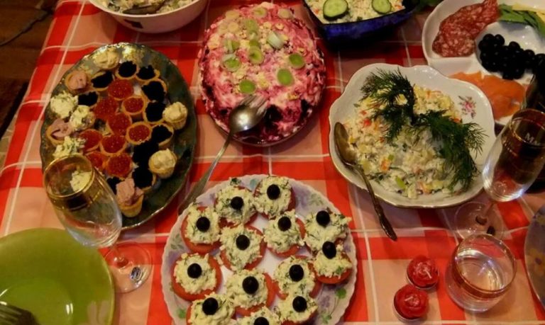 Валя сиділа за святковим столом і чекала, коли Сергій запросить її на танець. Але Сергій запросив її подругу, а Валя у сльозах вибігла надвір.