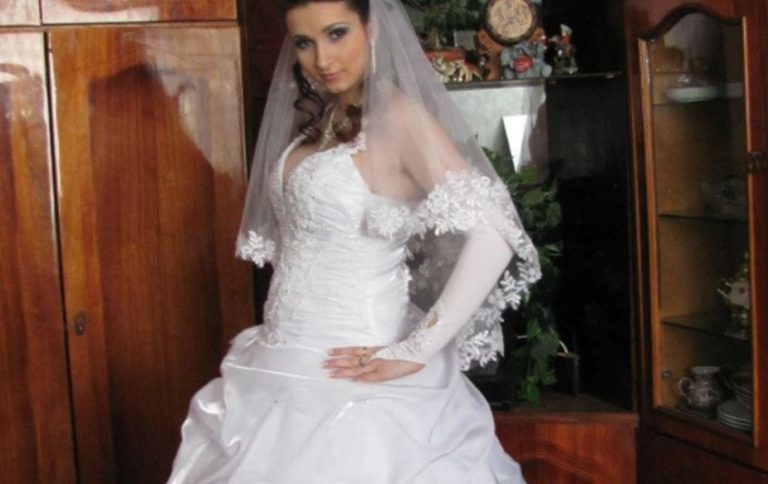 ”Ой, що за сільську сукню ти вдягла? І це твій смак?” – заявила свекруха у день весілля. Сльо зи одразу навернулися на очі невістки.