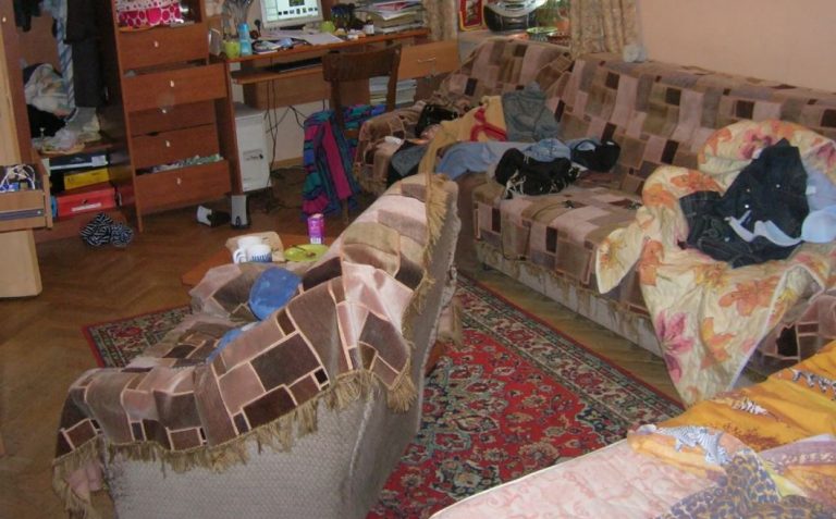 Поліна вкотре відвідала матір і жа хнулася погіршенням її житлових умов. Тоді Поліна запропонувала матері угоду: вона купувала мамі квартиру, а мати своєю чергою повинна знайти роботу, nлатити за житло, жити одна, без співмешканців і утримувати квартиру в ідеальній чистоті.