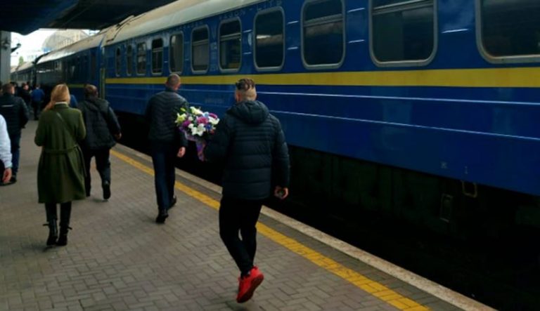 Батьки Віктора попереджали його не їхати до столиці та створити родину у рідному місті. Але хлопець не погодився – і зрештою зіткнувся з жа хливими труднощами.