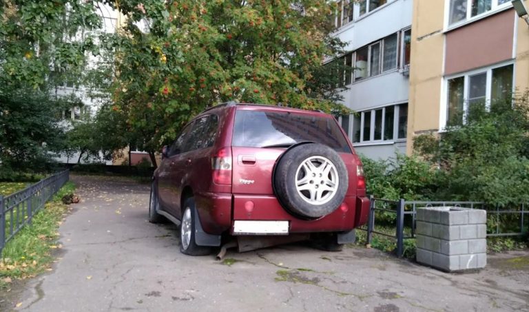 Марина вже більше години чекала в машині, сподіваючись хоч здалеку побачити свого чоловіка, Ігоря. Вона сиділа, нервово стискаючи пальці на кермі. Нещодавно Ігор прямо повідомив їй про свою зраду і бажання роз лучитися.