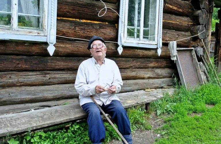 Батько залишився один у селі, а сестра відмовилася взяти його до себе, ось він і переїхав до мене. Але переїзд батька порушив мій спосіб життя.