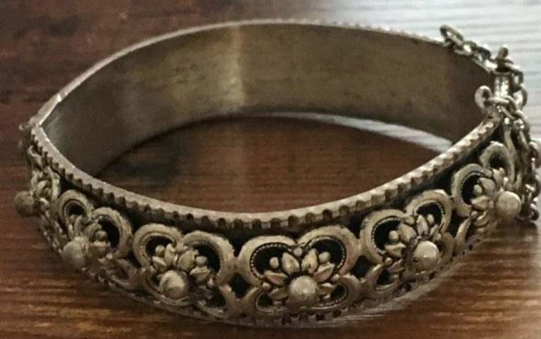 У селі ми з подругою знайшли браслет у місцевому парку, а на ньому було ім’я Марія. Ми навіть підозрювати не могли, як цей браслет змінить життя.